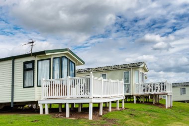 Beyaz seyyar evleri olan karavan parkı, tipik İngiliz deniz kenarı tatil beldesi..