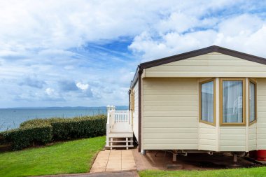 Beyaz seyyar evleri olan karavan parkı, tipik İngiliz deniz kenarı tatil beldesi..