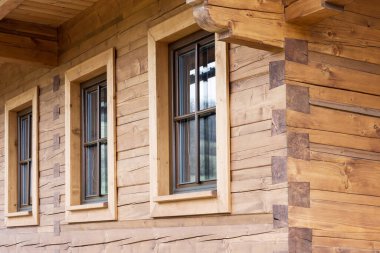 Ev, kulübe, logde, kabin veya challet gibi ahşap bir binanın üç penceresi.