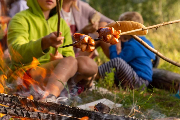 Παιδιά Μαγειρεύουν Λουκάνικα Πάνω Από Φωτιά Κατασκήνωση Εξωτερικούς Χώρους — Φωτογραφία Αρχείου