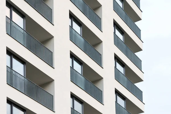Modernt Block Lägenheter Eller Lägenheter Byggnad Med Vit Fasad Detaljrik — Stockfoto