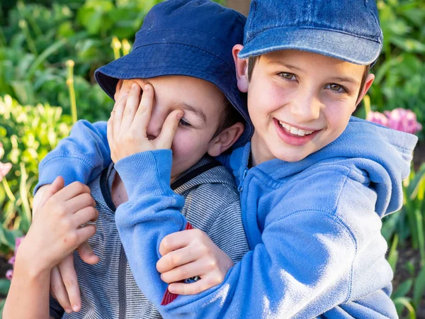 Two Young Boys Play Fighting Spring Garden — Stock Photo, Image