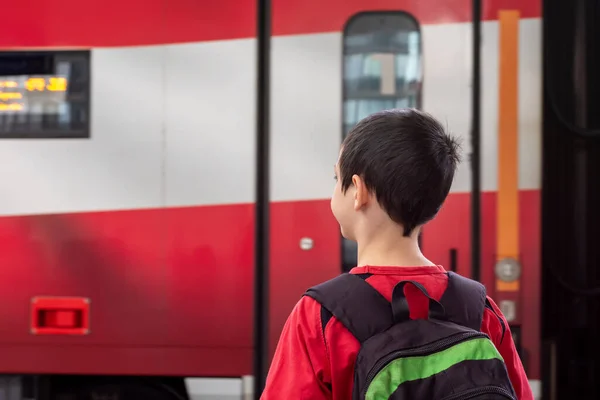 Молодий Хлопець Вокзалі Дивиться Прохідний Поїзд Вид Ззаду — стокове фото
