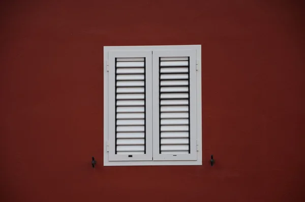 kırmızı duvar arka pencere