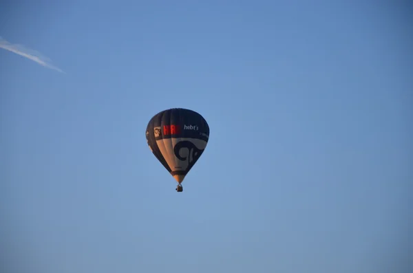Colorido globo de aire caliente está volando Fotos de stock libres de derechos
