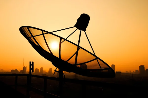 Parabolantenn på taket vid soluppgång. — Stockfoto