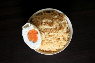 kahverengi pirinç tuzlu ördek yumurta bir kase içinde.