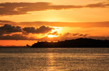 dağ deniz üzerinde gündoğumu.