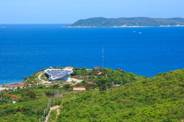 Vista Birdeye na praia com um edifício com um painel solar . — Fotografia de Stock