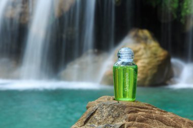 Spa şampuan şelale artalan üzerinde.
