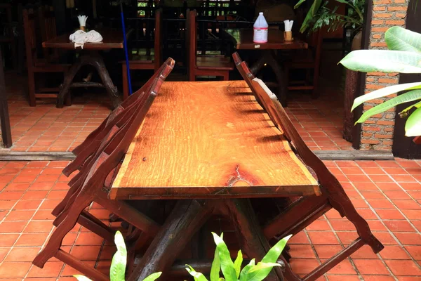 Hermosa mesa de comedor de madera . — Foto de Stock