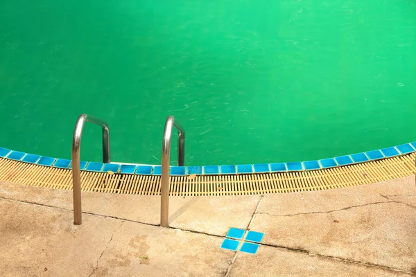 Piscine avec escalier à l'hôtel close up. — Photo