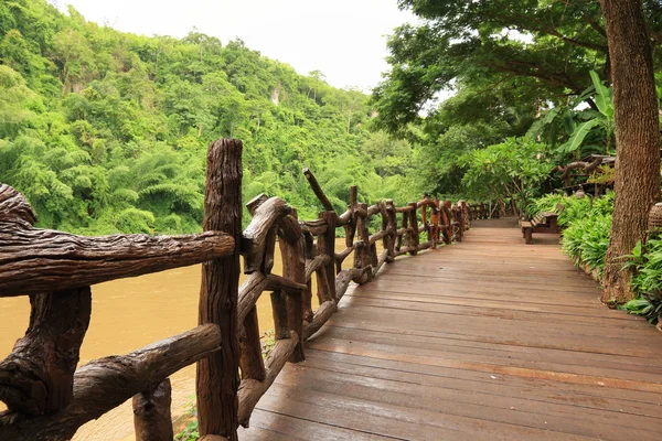 Camino de madera cerca del río en Tailandia . — Foto de Stock