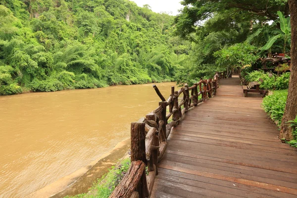 Trä väg nära floden i thailand. — Stockfoto