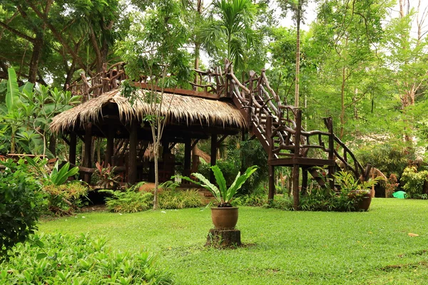 Gazebo de madera al aire libre sobre el paisaje de Rainforrest en Tailandia . — Foto de Stock