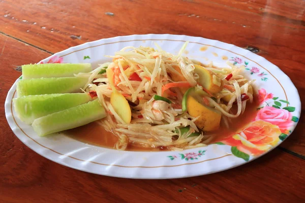 Sałatka z papai tajski gorące i pikantne mieszane z różnych warzywo zbliżenie. — Zdjęcie stockowe