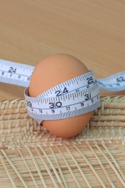 yumurta, sağlıklı kavramı sarılı şerit metre.