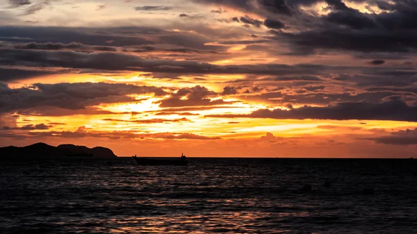 Puesta de sol sobre playa . — Foto de Stock