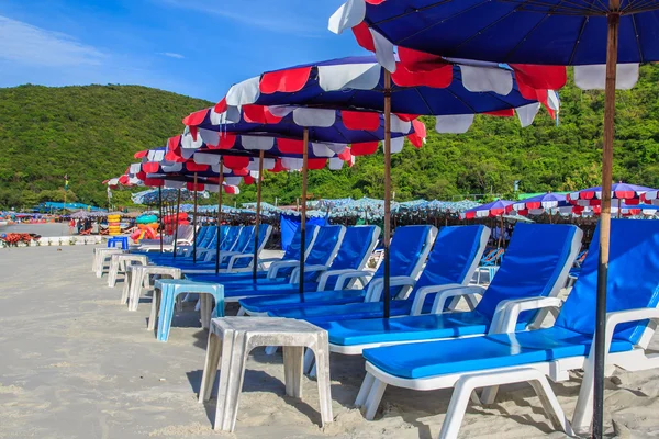 Sillas de cubierta y paraguas colorido en la playa en el día soleado, Pat —  Fotos de Stock