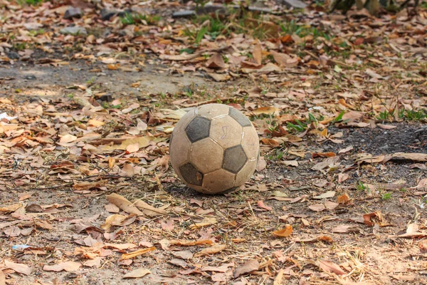 Старый футбольный мяч . — стоковое фото