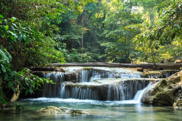 Cachoeira de Erawan, Kanchanaburi, Tailândia. — Fotografia de Stock