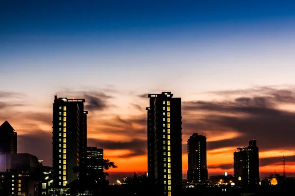 Silhouette dell'edificio di una città . — Foto Stock
