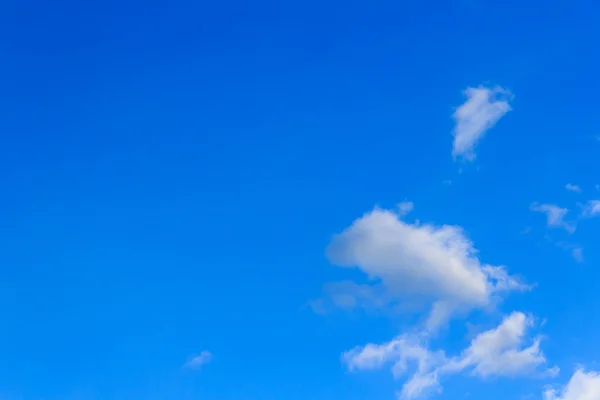 Błękitne niebo chmury w pochmurny dzień. — Zdjęcie stockowe