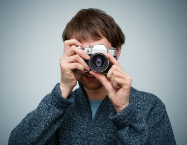 dizüstü bilgisayar ile mutlu küçük çocuk