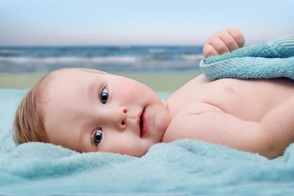 Bebé en la playa Imágenes de stock libres de derechos