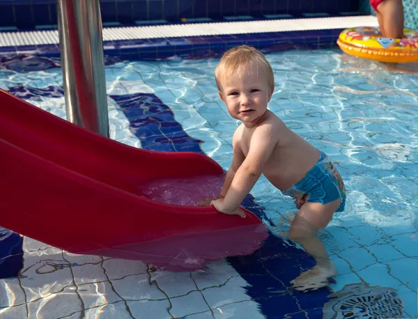 Na piscina — Fotografia de Stock