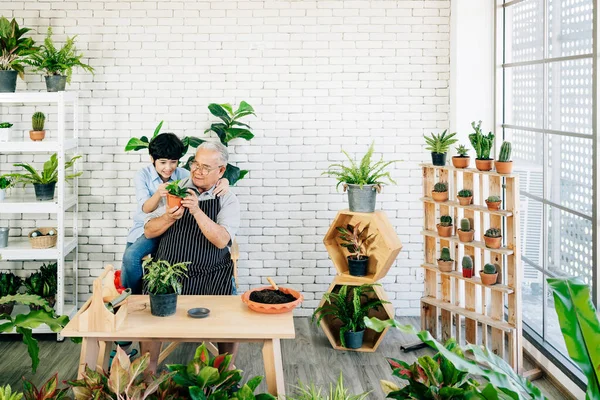 Asiatischer Rentner Opa Und Sein Enkel Lächeln Und Verbringen Viel — Stockfoto