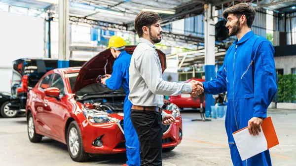 Mecânico Apertando Mãos Com Cliente Depois Terminar Verificar Carro Vermelho — Fotografia de Stock