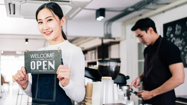 Giovane Proprietaria Asiatica Caffè Barista Che Tiene Bacheca Benvenuto Aperto — Foto Stock