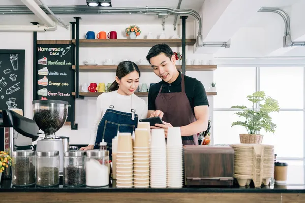 Jovem Proprietário Café Barista Masculino Feminino Dentro Balcão Café Falando — Fotografia de Stock