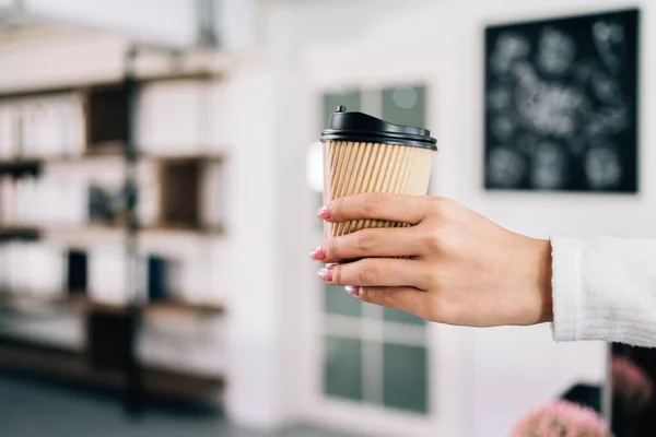 Close Donna Barista Mano Che Serve Carta Caffè Tazza Usa — Foto Stock