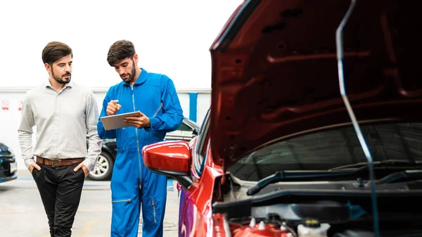 Mechaniker Zeigt Dem Kunden Der Werkstatt Bericht Über Ein Digitales — Stockfoto