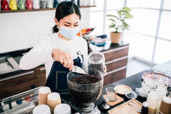 Mujer Asiática Con Mascarilla Saca Granos Café Orgánicos Molinillo Café —  Fotos de Stock