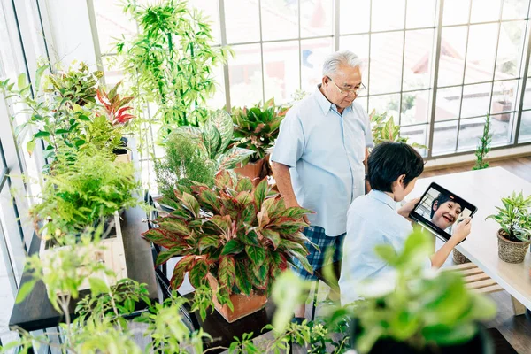 Asian Retired Grandfather His Grandson Spend Quality Time Together Home — Stockfoto