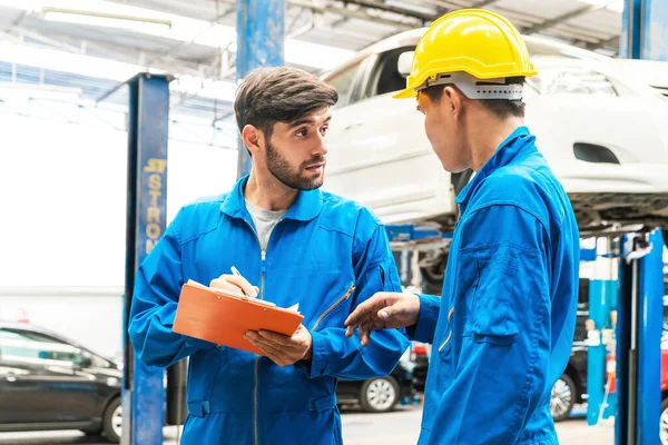 Mechaniker Blauer Arbeitskleidung Checkt Die Checkliste Für Die Fahrzeugwartung Hintergrund — Stockfoto