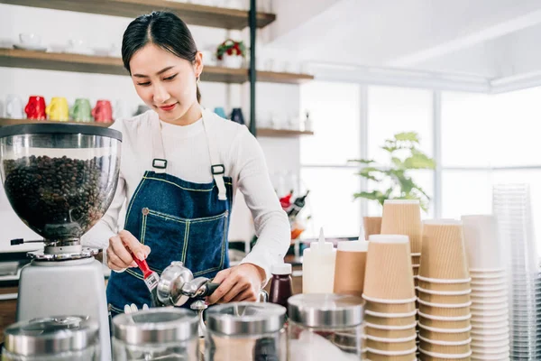 Barista Donna Pulisce Attentamente Filtro Metallico Spazzolando Chicchi Caffè Macinati — Foto Stock