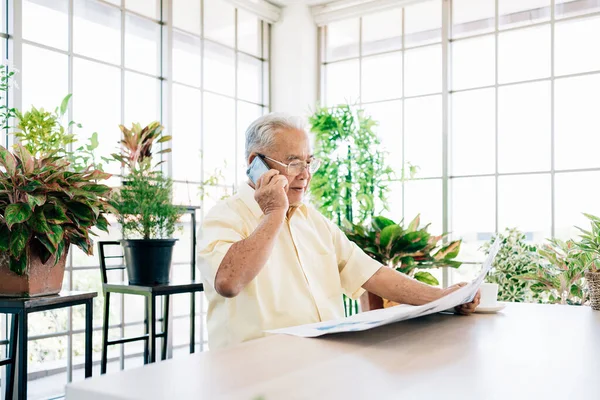 Ein Asiatischer Rentner Freizeitkleidung Benutzt Ein Handy Mit Einem Lächeln — Stockfoto