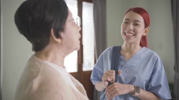 Enfermera Asiática Vistiendo Uniformes Hablando Con Una Mujer Asiática Mayor — Vídeo de stock