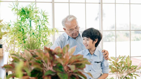 Asian Retirement Grandfather His Grandson Spend Quality Time Together Insulated — Stock Photo, Image