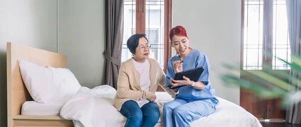 Aziatische Verpleegster Dragen Scrubs Melden Gezondheidsstatus Van Senior Aziatische Vrouw — Stockfoto