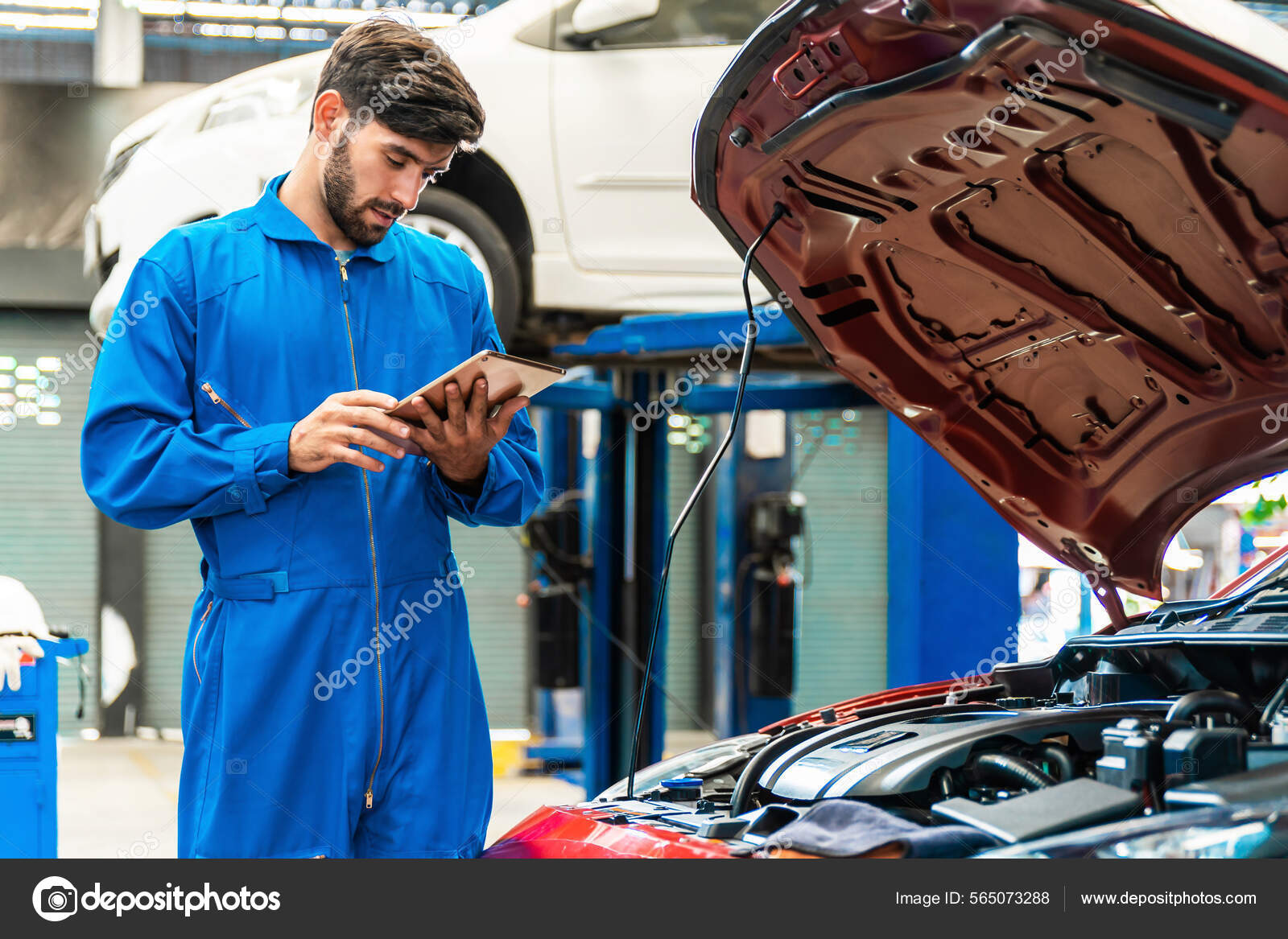 Mechaniker und sein Assistent untersuchen den Fahrzeugboden mit