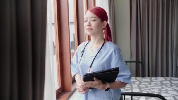 Retrato Enfermeira Mulher Asiática Vestindo Esfoliação Médica Estetoscópio Segurando Comprimido — Vídeo de Stock
