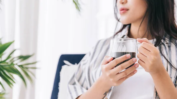 Ritaglia Immagine Delle Mani Della Donna Che Tengono Una Tazza — Foto Stock