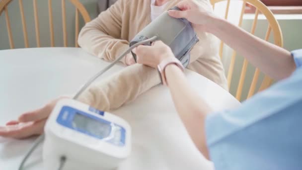 Nurse Measuring Blood Pressure Using Automatic Blood Pressure Monitor Mature — ストック動画