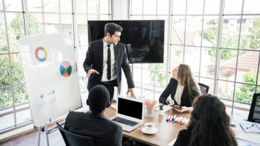 İş grupları toplantıları, şirket toplantıları, yıllık değerlendirmeler ve ofiste yeni bir iş planı. Seminerdeki Kafkaslar ve Afrikalılar gibi çeşitli uluslardan iş adamları.