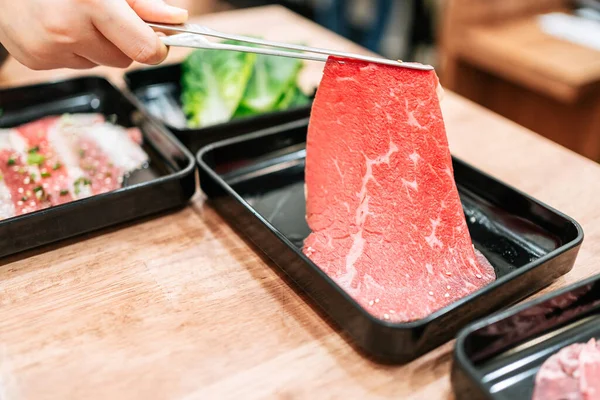 Mano Recoge Una Prima Rebanadas Raras Carne Res Kagoshima Wagyu — Foto de Stock